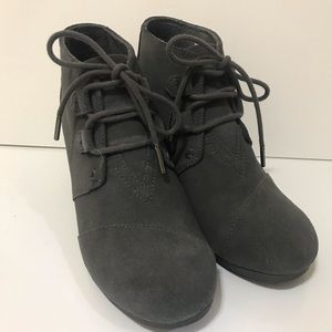 Toms boots only worn 2-3 times